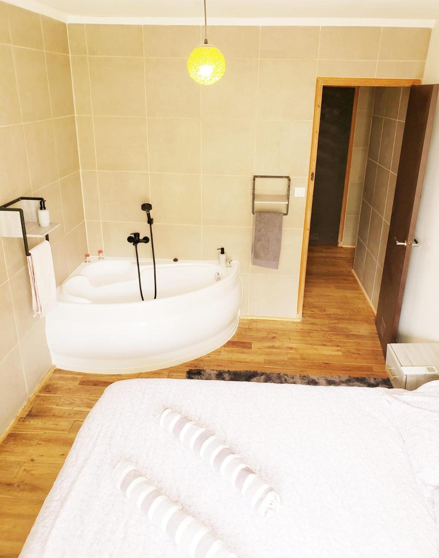 Air Conditioned Residential Suite From 1 To 6 - Bathtubs In Rooms - Self-Arrival - Wifi - Laundry - Parking Avignon Exteriér fotografie