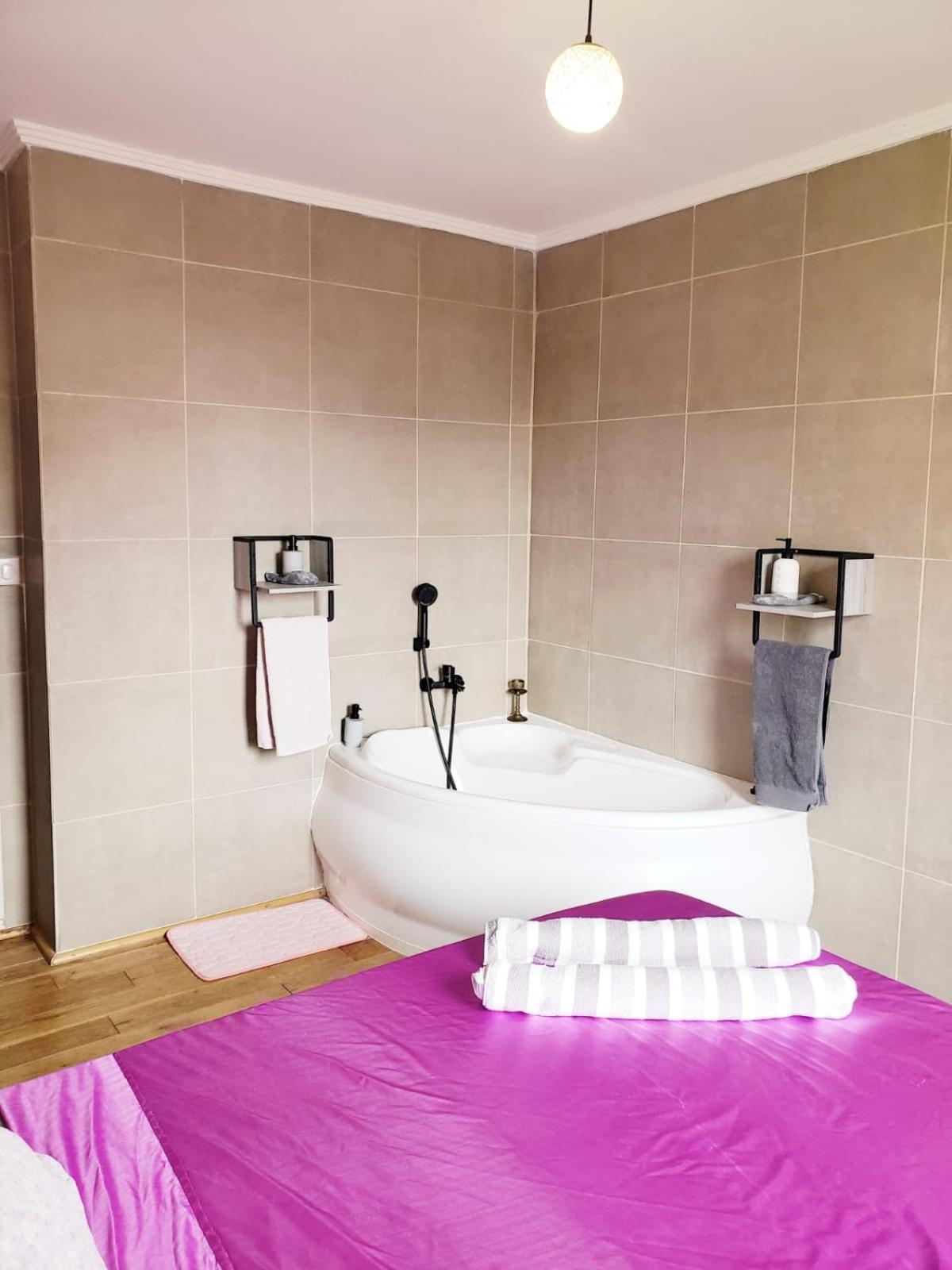 Air Conditioned Residential Suite From 1 To 6 - Bathtubs In Rooms - Self-Arrival - Wifi - Laundry - Parking Avignon Exteriér fotografie